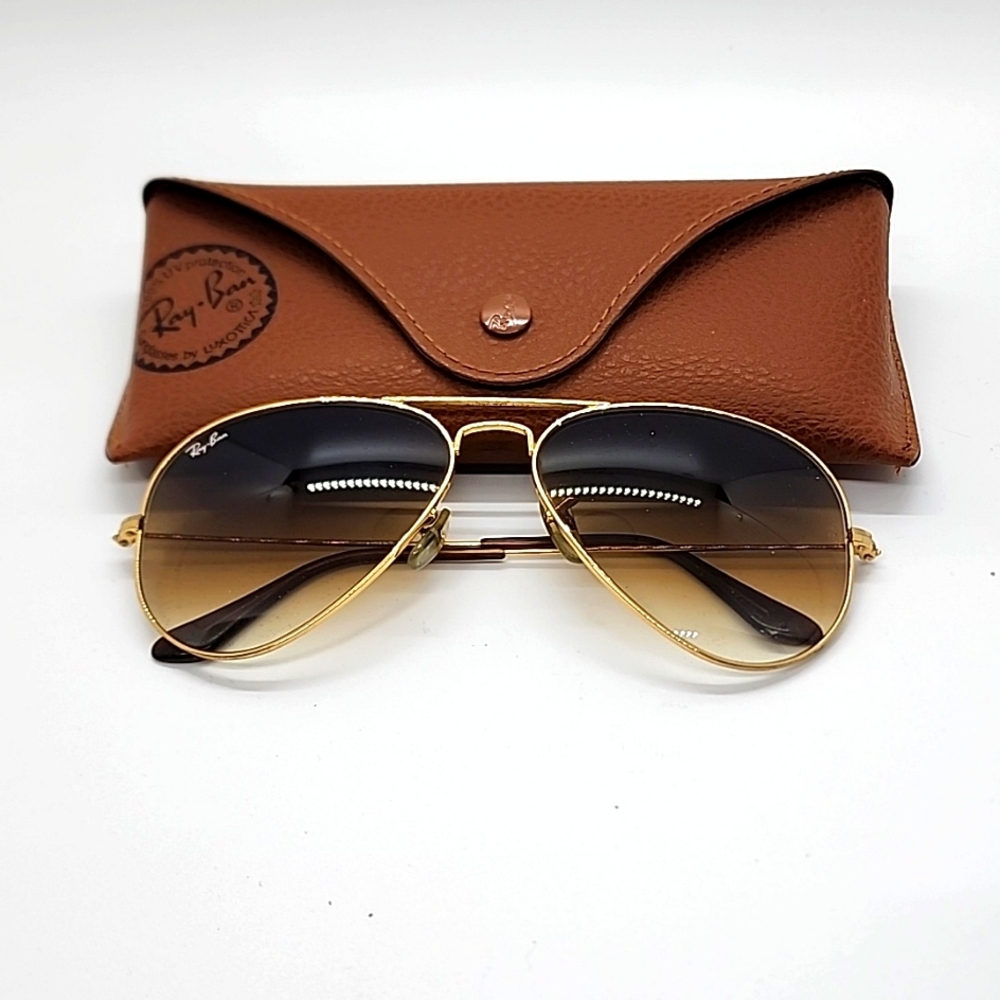 Vintage 1970's Ray-Ban Aviator Gold frame Sunglasses w/case. Great condition